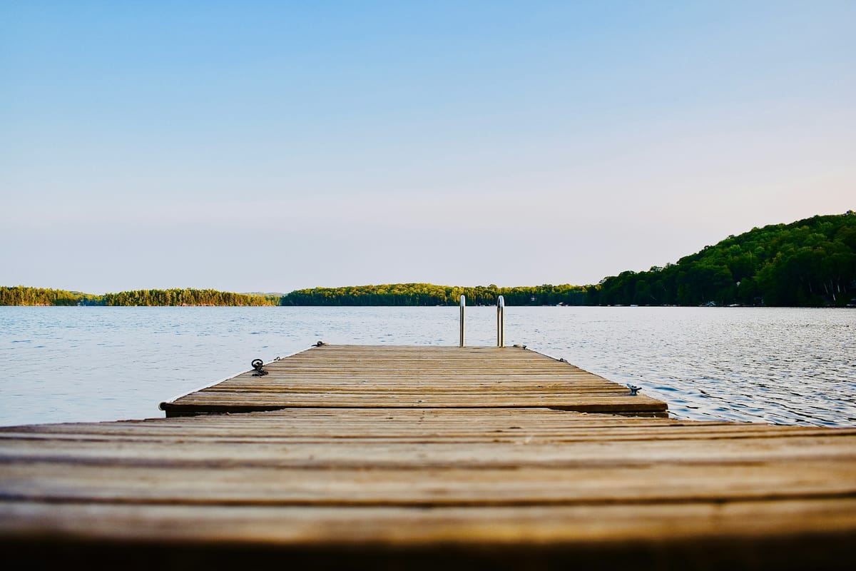 Holzsteg auf ruhigem Wasser